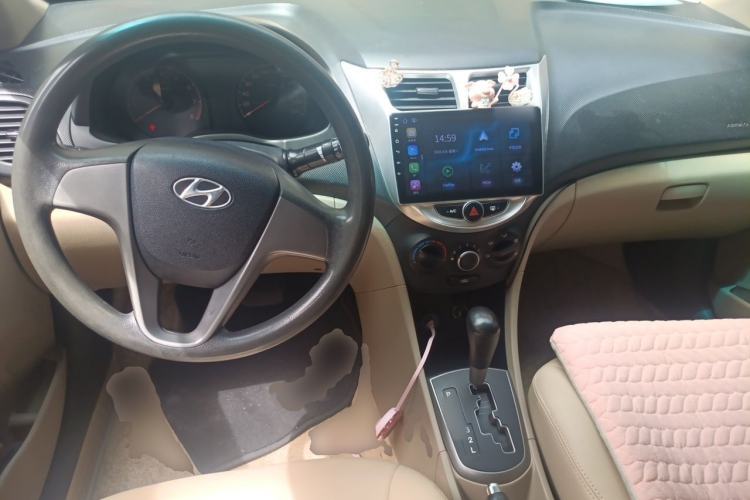 Used Hyundai Verna (older generation) 2014 1.4L Automatic Smart GLS Center Console