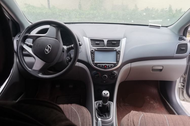Used Hyundai Verna (older generation) 2014 1.4L Manual Smart GLS Trim Center Console