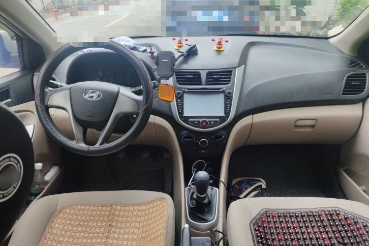 Used Hyundai Verna (older generation) 2014 1.4L Manual Smart GLS Trim Center Console