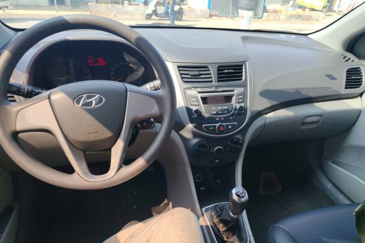 Used Hyundai Verna (older generation) 2014 1.4L Manual Smart GLS Trim Center Console
