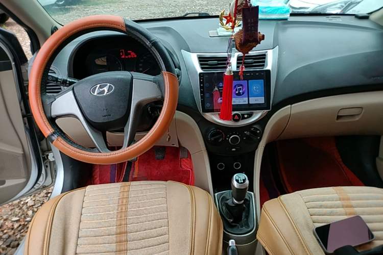 Used Hyundai Verna (older generation) 2014 1.4L Manual Smart GLS Trim Center Console
