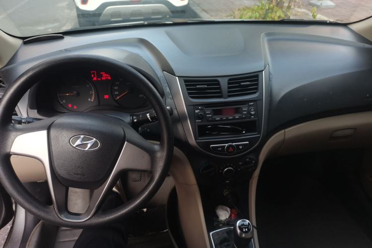Used Hyundai Verna (older generation) 2014 1.4L Manual Fashion GS Model Center Console