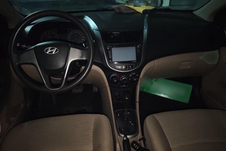 Used Hyundai Verna (older generation) 2014 1.4L Automatic Smart GLS Center Console