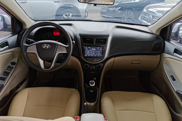 Used Hyundai Verna (older generation) 2014 1.4L Manual Smart GLS Trim Center Console