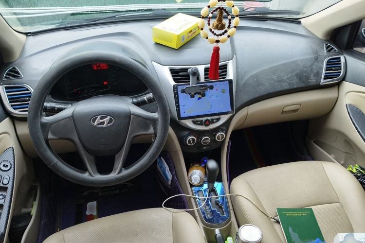 Used Hyundai Verna (older generation) 2014 1.4L Automatic Smart GLS Center Console