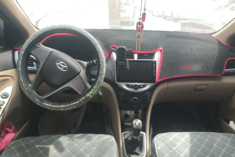 Used Hyundai Verna (older generation) 2014 1.4L Manual Smart GLS Trim Center Console