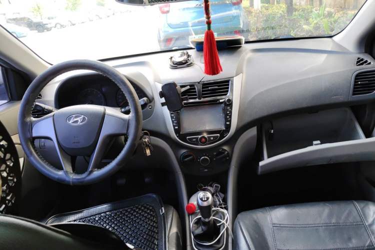 Used Hyundai Verna (older generation) 2014 1.4L Manual Smart GLS Trim Center Console