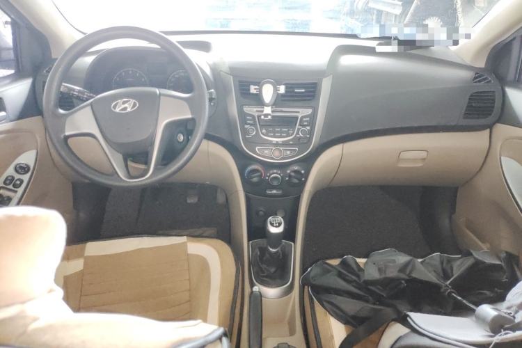 Used Hyundai Verna (older generation) 2014 1.4L Manual Smart GLS Trim Center Console