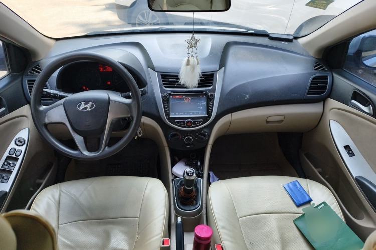 Used Hyundai Verna (older generation) 2014 1.4L Manual Smart GLS Trim Center Console
