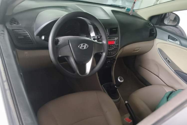 Used Hyundai Verna (older generation) 2014 1.4L Manual Smart GLS Trim Center Console