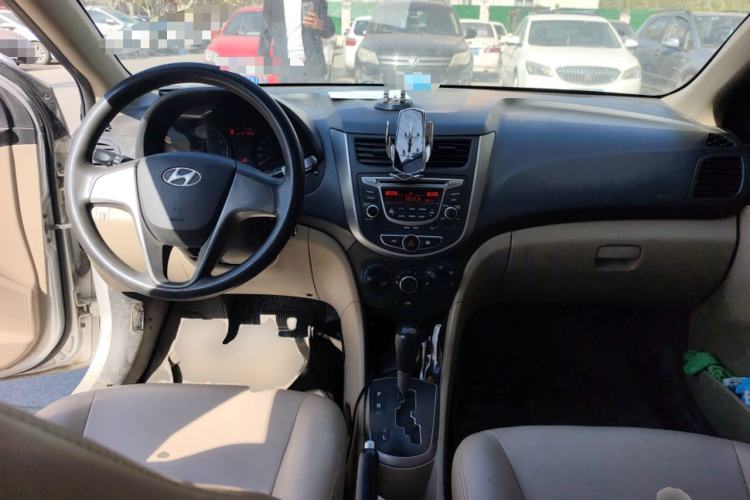 Used Hyundai Verna (older generation) 2014 1.4L Automatic Smart GLS Center Console
