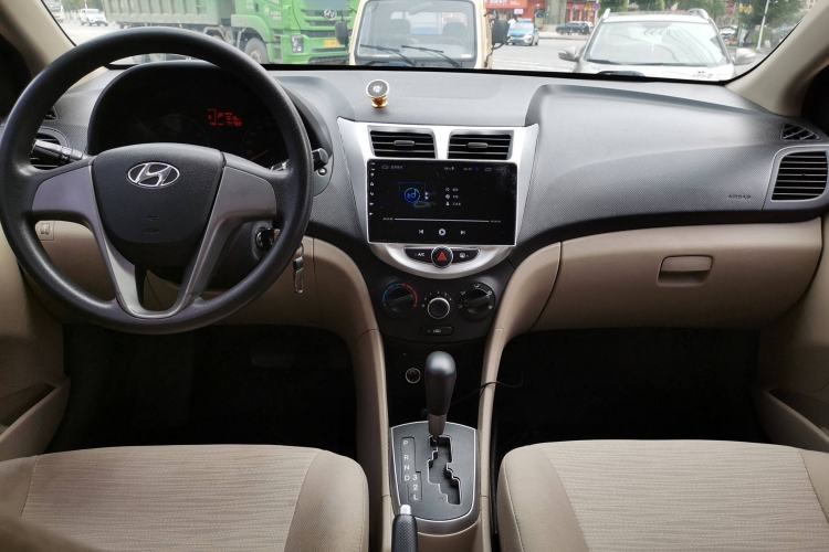 Used Hyundai Verna (older generation) 2014 1.4L Automatic Smart GLS Center Console
