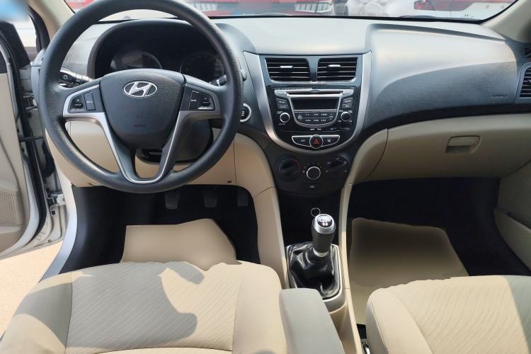 Used Hyundai Verna (older generation) 2014 1.4L Manual Top-Tier Model TOP Center Console