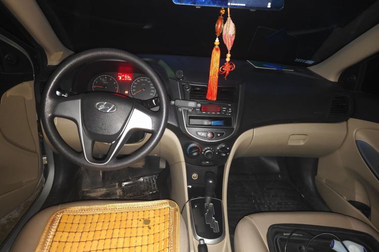 Used Hyundai Verna (older generation) 2014 1.4L Automatic Fashion GS Model Center Console