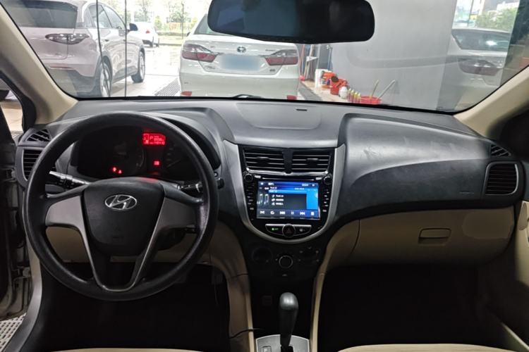 Used Hyundai Verna (older generation) 2014 1.4L Automatic Smart GLS Center Console