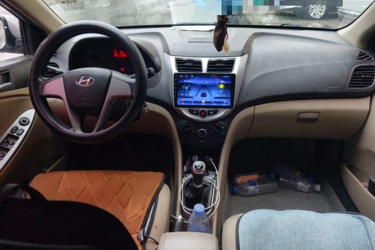 Used Hyundai Verna (older generation) 2014 1.4L Manual Smart GLS Trim Center Console
