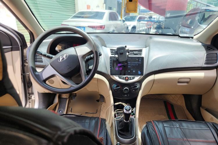Used Hyundai Verna (older generation) 2014 1.4L Manual Smart GLS Trim Center Console