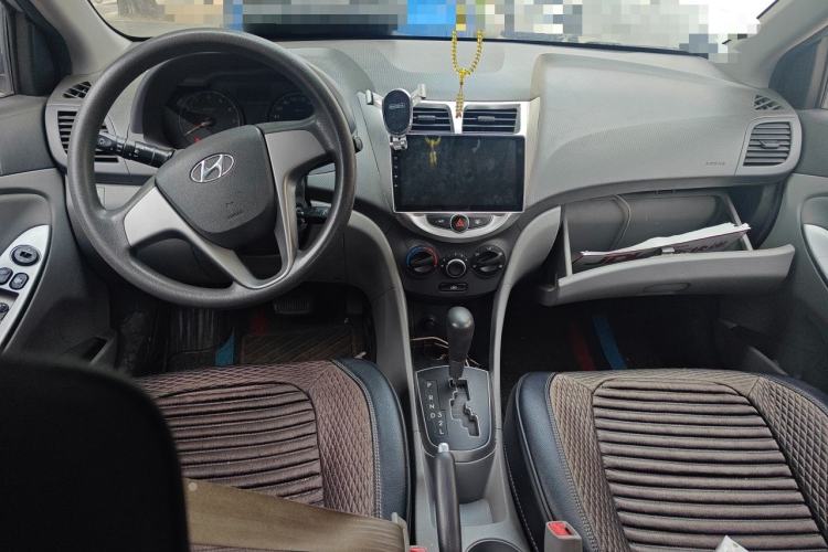 Used Hyundai Verna (older generation) 2014 1.4L Automatic Smart GLS Center Console