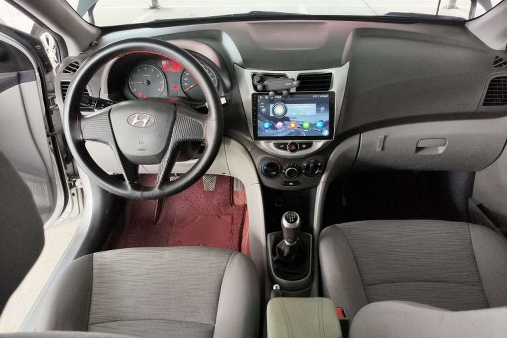 Used Hyundai Verna (older generation) 2014 1.4L Manual Fashion GS Model Center Console