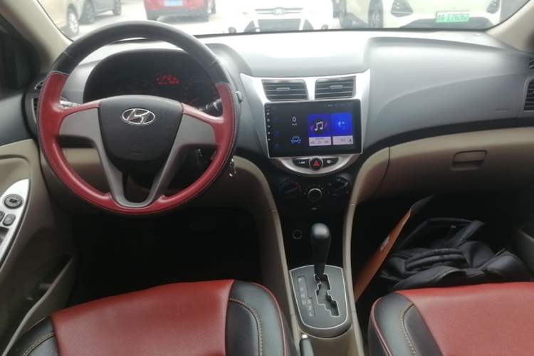 Used Hyundai Verna (older generation) 2014 1.4L Automatic Smart GLS Center Console