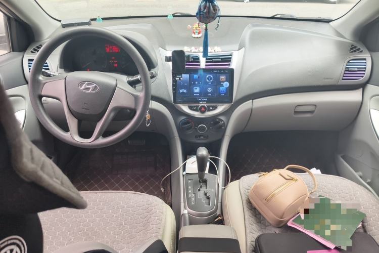 Used Hyundai Verna (older generation) 2014 1.4L Automatic Smart GLS Center Console