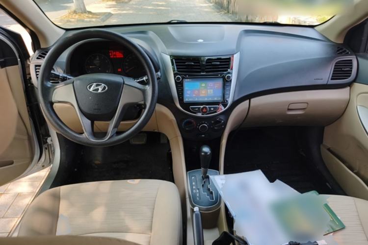 Used Hyundai Verna (older generation) 2014 1.4L Automatic Smart GLS Center Console
