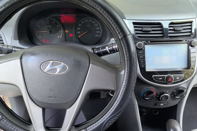 Used Hyundai Verna (older generation) 2014 1.4L Automatic Smart GLS Center Console