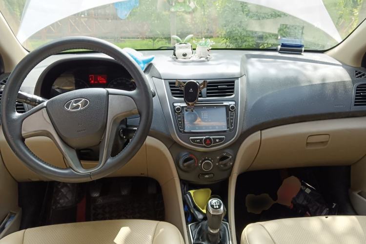 Used Hyundai Verna (older generation) 2014 1.4L Manual Smart GLS Trim Center Console