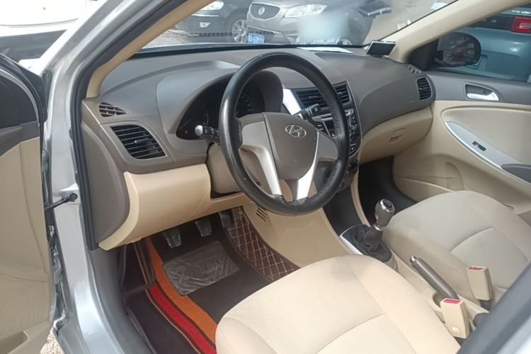 Used Hyundai Verna (older generation) 2014 1.4L Manual Smart GLS Trim Center Console