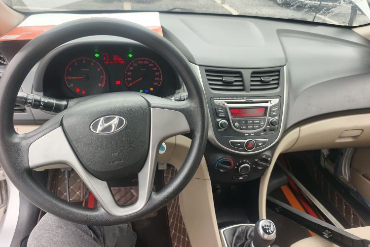 Used Hyundai Verna (older generation) 2014 1.4L Manual Smart GLS Trim Center Console