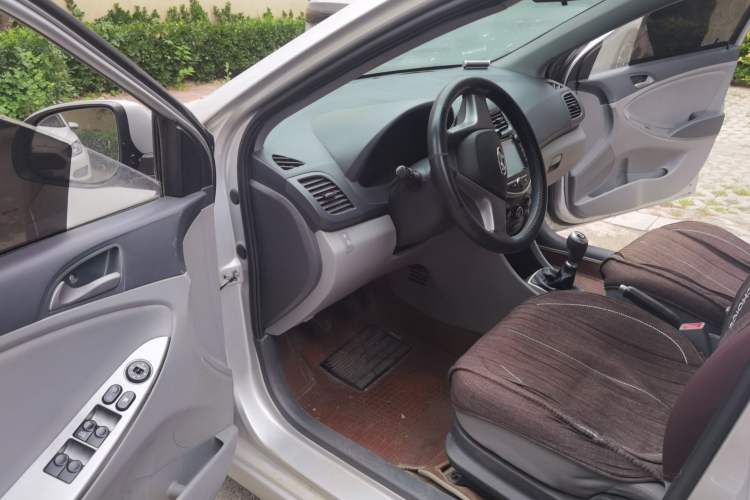 Used Hyundai Verna (older generation) 2014 1.4L Manual Smart GLS Trim Driver Seat
