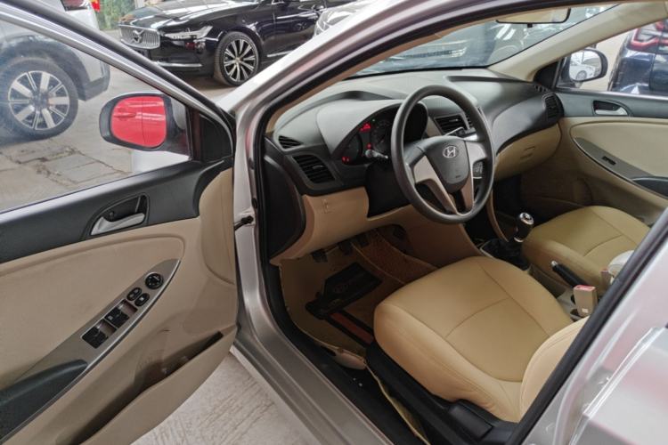 Used Hyundai Verna (older generation) 2014 1.4L Manual Smart GLS Trim Driver Seat
