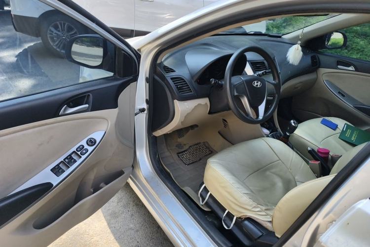 Used Hyundai Verna (older generation) 2014 1.4L Manual Smart GLS Trim Driver Seat