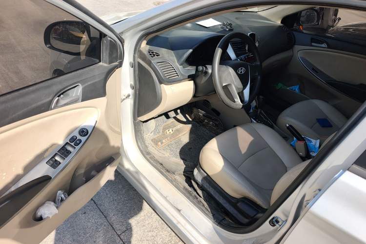 Used Hyundai Verna (older generation) 2014 1.4L Automatic Smart GLS Driver Seat