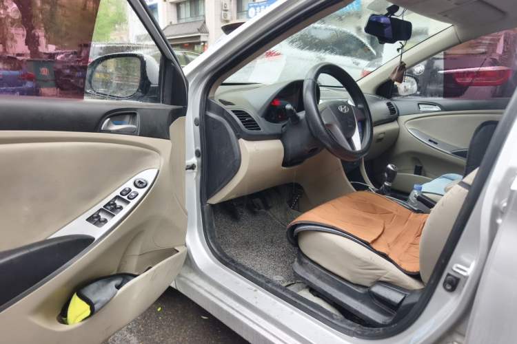 Used Hyundai Verna (older generation) 2014 1.4L Manual Smart GLS Trim Driver Seat