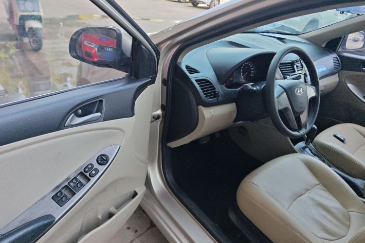 Used Hyundai Verna (older generation) 2014 1.4L Automatic Leading-Edge GLX Driver Seat