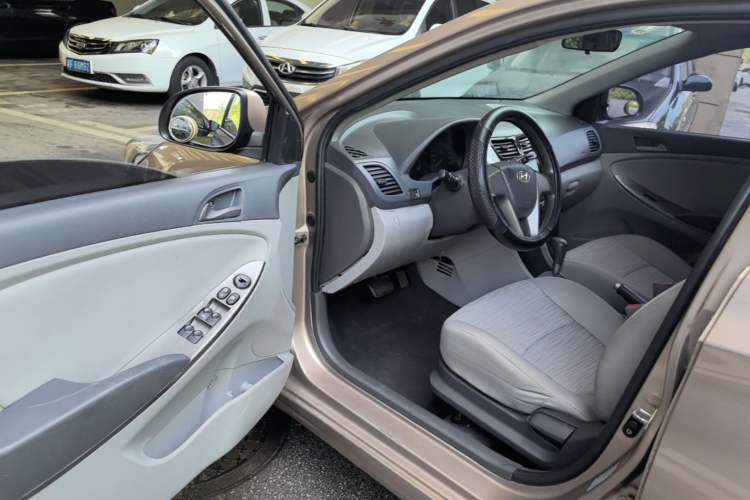 Used Hyundai Verna (older generation) 2014 1.4L Automatic Smart GLS Driver Seat