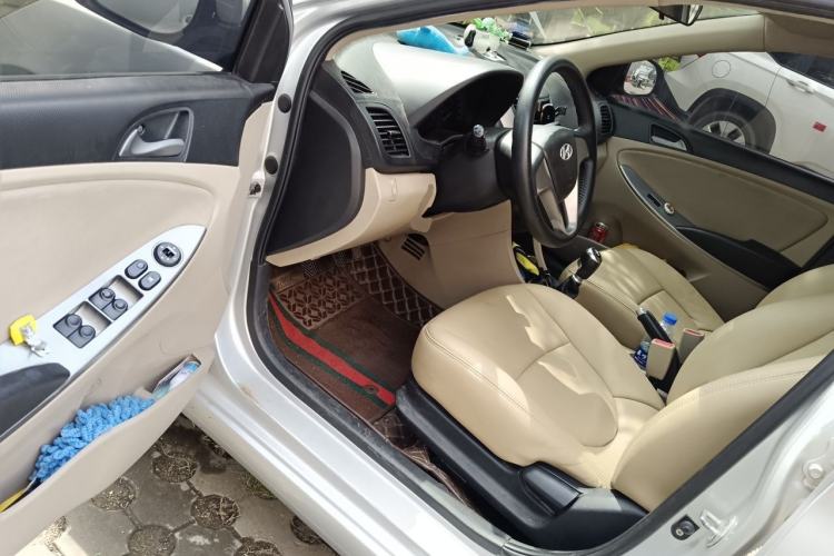 Used Hyundai Verna (older generation) 2014 1.4L Manual Smart GLS Trim Driver Seat