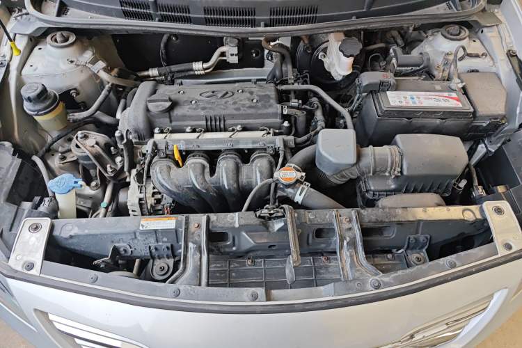 Used Hyundai Verna (older generation) 2014 1.4L Manual Top-Tier Model TOP Engine Bay