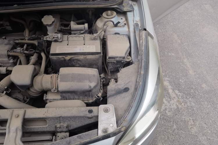 Used Hyundai Verna (older generation) 2014 1.4L Manual Smart GLS Trim Engine Bay Left