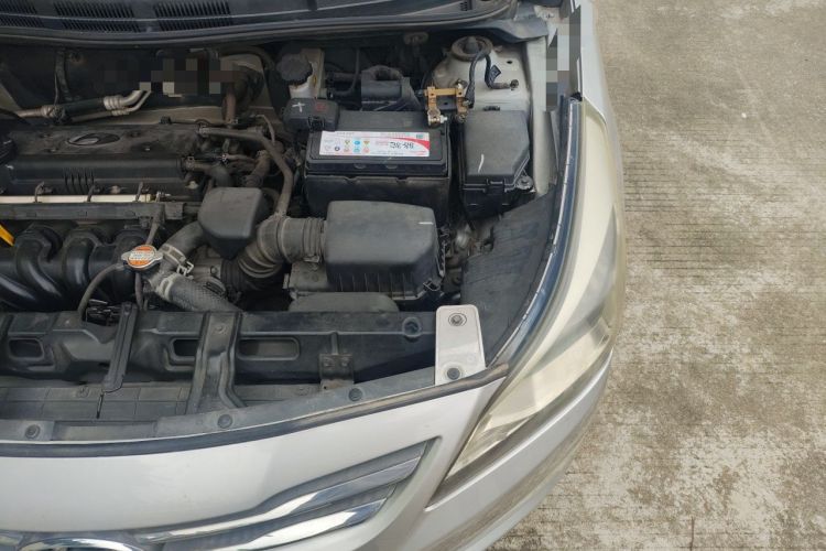Used Hyundai Verna (older generation) 2014 1.4L Manual Smart GLS Trim Engine Bay Left