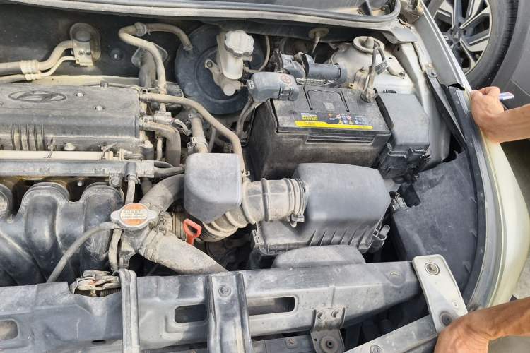 Used Hyundai Verna (older generation) 2014 1.4L Automatic Smart GLS Engine Bay Left