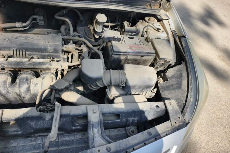 Used Hyundai Verna (older generation) 2014 1.4L Manual Smart GLS Trim Engine Bay Left