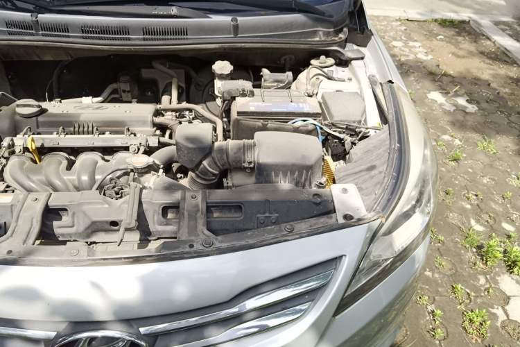 Used Hyundai Verna (older generation) 2014 1.4L Manual Smart GLS Trim Engine Bay Left