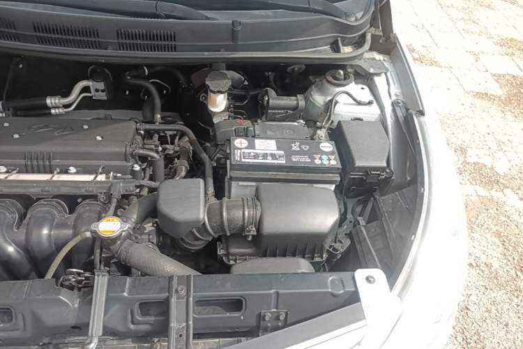 Used Hyundai Verna (older generation) 2014 1.4L Manual Smart GLS Trim Engine Bay Left