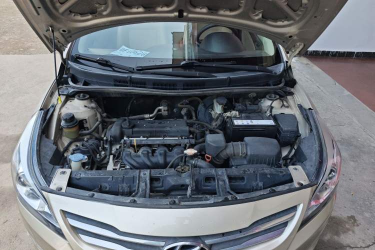 Used Hyundai Verna (older generation) 2014 1.4L Automatic Leading-Edge GLX Engine Bay