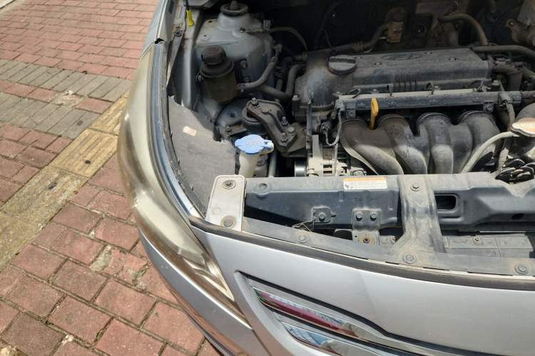 Used Hyundai Verna (older generation) 2014 1.4L Manual Smart GLS Trim Engine Bay Right