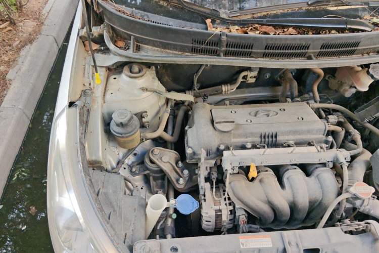 Used Hyundai Verna (older generation) 2014 1.4L Manual Smart GLS Trim Engine Bay Right