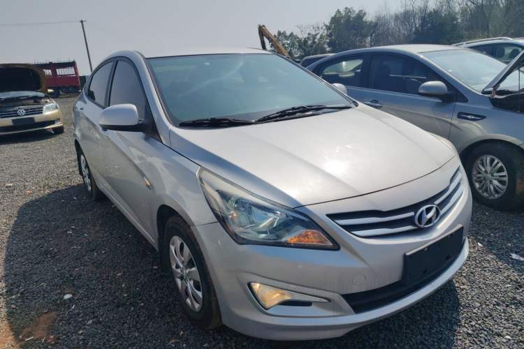 Used Hyundai Verna (older generation) 2014 1.4L Manual Smart GLS Trim Front Right 45 Deg