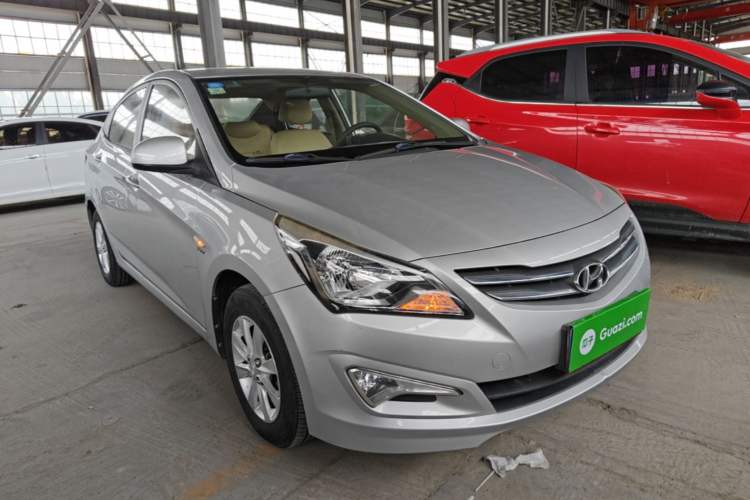 Used Hyundai Verna (older generation) 2014 1.4L Manual Smart GLS Trim Front Right 45 Deg